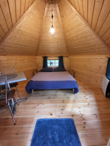 Letto o letti in una camera di Le Domaine Insolite de Brocéliande