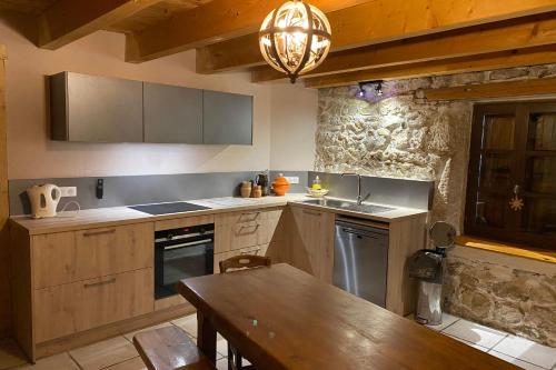 Ett kök eller pentry på chalet Saint Joseph au coeur du massif de la Chartreuse !