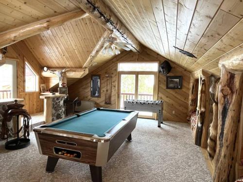 Biljardipöytä majoituspaikassa The Wyoming Lodge and Game Room