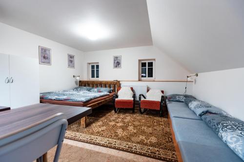 um quarto com duas camas e uma mesa e cadeiras em Chalupa Na Pustinách em Jablonec nad Nisou