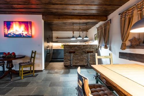 eine Küche und ein Wohnzimmer mit Tisch und Stühlen in der Unterkunft Chalupa Na Pustinách in Jablonec nad Nisou