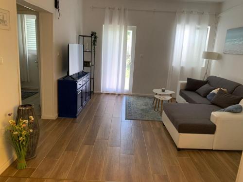 Apartment 877-3