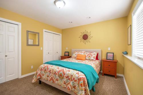 - une chambre avec un lit et un mur jaune dans l'établissement Northern Daylights, à White Salmon