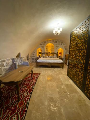 馬爾丁的住宿－Hanedan Konağı Butik Otel Deluxe King Bed Double Traditional Room Yukarıkır，卧室配有一张床和一张桌子
