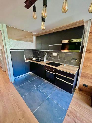a kitchen with blue tile flooring in a kitchen at Appartamento di lusso sulle piste in Montgenèvre