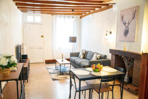 un salon avec un canapé et une table dans l'établissement Maison de ville solognote, à Romorantin-Lanthenay