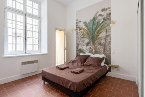 une chambre avec un lit et un tableau au mur dans l'établissement superbe appartement avec cour dans la bastide, à Carcassonne