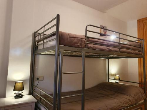 una camera con 2 letti a castello di Apartamentos Grifo Vacances Julia a El Tarter