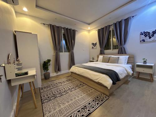 - une chambre avec un grand lit et un miroir dans l'établissement شقة luxury في شمال الرياض الصحافة, à Riyad