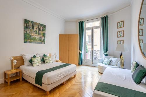 une chambre avec deux lits et un canapé dans l'établissement Prestigious Appartement Trocadero, à Paris