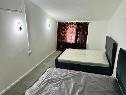 Katil atau katil-katil dalam bilik di Modern Apartment with 3 bedrooms large lounge open plan kitchen and dining sleep upto 11