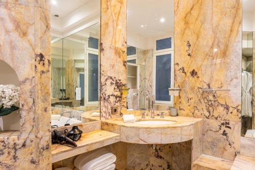 une salle de bain avec un lavabo et un miroir dans l'établissement Prestigious Appartement Trocadero, à Paris