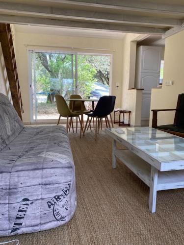 une chambre avec un lit, une table et des chaises dans l'établissement Grand studio, à Salles-sous-Bois