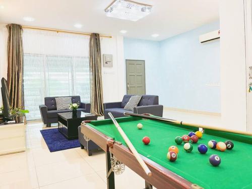 Meja biliard di KawanMu House with 6 Bedrooms