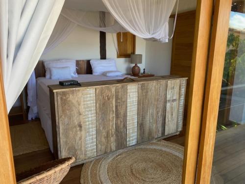 a bedroom with a bed and a window at Pausa Trancoso in Trancoso