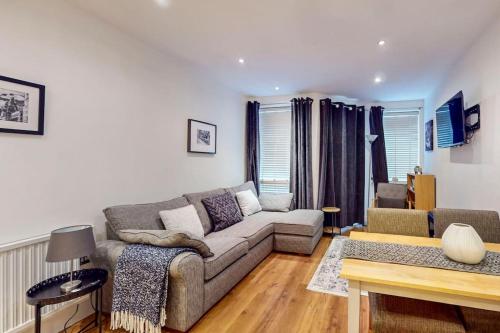 - un salon avec un canapé et une table dans l'établissement Bright & beautiful 1 bedroom flat in London Bridge, à Londres