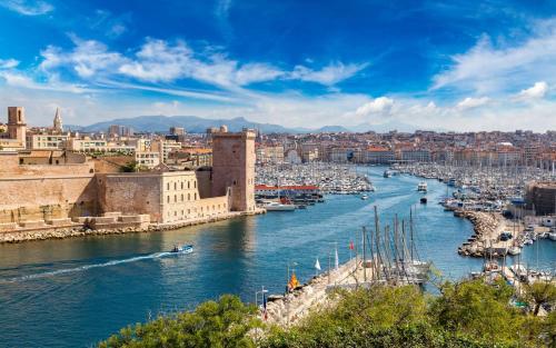 - une vue sur une rivière avec des bateaux dans un port dans l'établissement Urban Oasis Blancarde, à Marseille