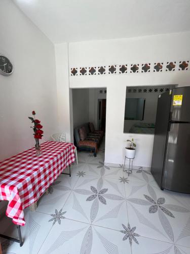 a room with a table with a checkered table cloth on a floor at Apartamento a 5 minutos del parque principal in Jardin