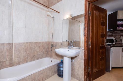 a bathroom with a sink and a bath tub at Hurghada Makramia compound in Hurghada