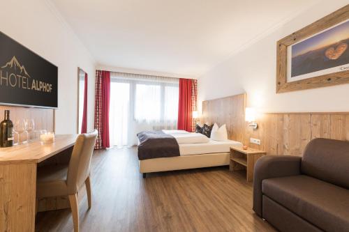 Uma cama ou camas num quarto em Hotel Alphof Stubaital