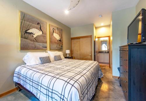 ein Schlafzimmer mit einem Bett und einem Vogelbild in der Unterkunft White Cap in Hood River