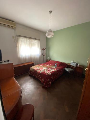 CASA ALQUILER TEMPORARIO con garaje pequeña entra hasta un tamaño de ford ka Fly