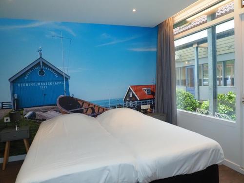 een slaapkamer met een bed en een groot raam bij HarTeluk Joure in Joure