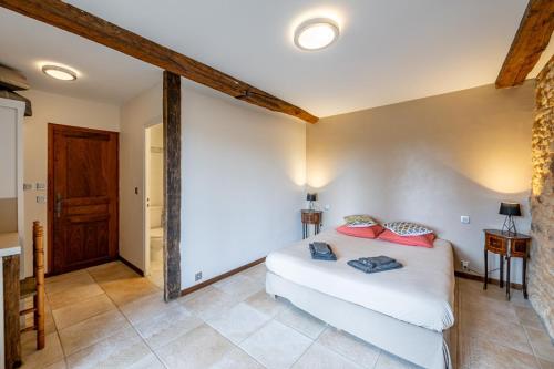 a bedroom with a bed in a room at Gîte lOragée Les Farguettes in Cadouin