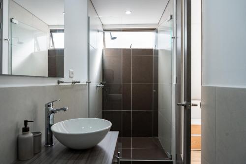 a bathroom with a sink and a shower at FASCINANTE ALOJAMIENTO in Bogotá