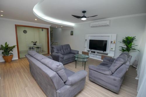 sala de estar con sofás y TV de pantalla plana. en Copacabana Star quatro quartos, en Río de Janeiro