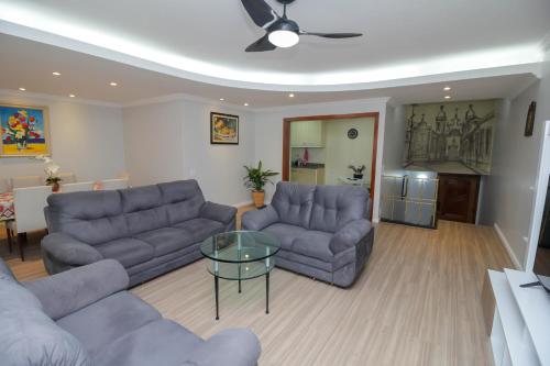 Sala de estar con 2 sofás y mesa en Copacabana Star quatro quartos, en Río de Janeiro