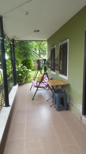 patio ze stołem i ławką w obiekcie Müstakil bahceli yazlık ev w mieście Fenerköyü