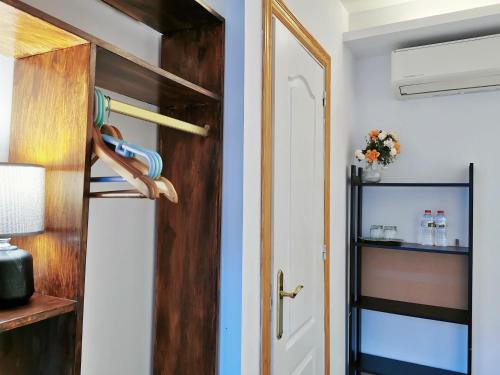 um quarto com uma porta e uma prateleira em Barcelona CoronaHostal em Badalona