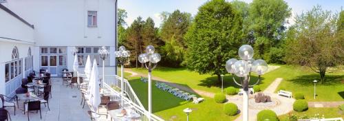 Ein Garten an der Unterkunft Hotel Sonnengarten