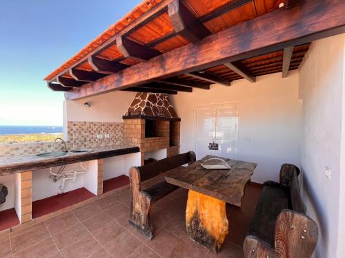 cocina con mesa de madera y encimera en Casa Valentina El Hierro en Frontera