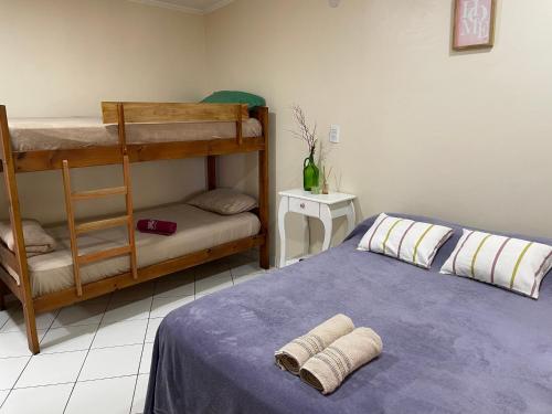 1 dormitorio con 1 cama con 2 literas en Ohana 1 en Puerto Iguazú