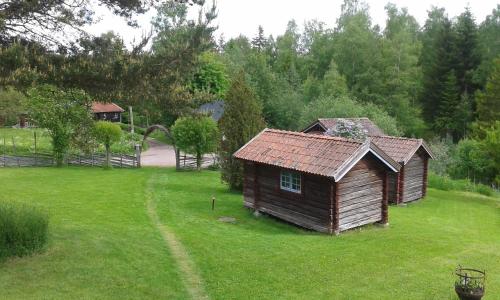 a small cabin in a field of green grass at Kullsbjörken Bed & Breakfast in Tällberg