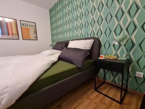 sypialnia z łóżkiem i stolikiem z lampką w obiekcie Riesenbude w mieście Miltenberg