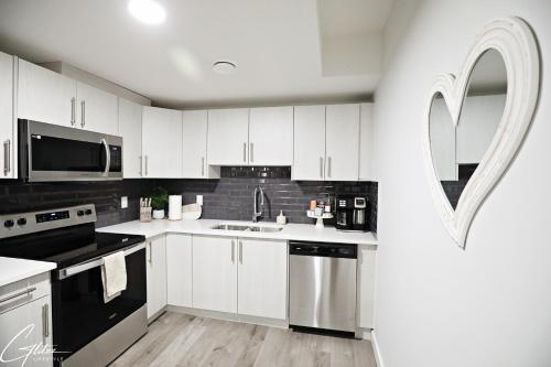 A kitchen or kitchenette at Beautiful Suite King Bed,Long Stays,Disney,Airport