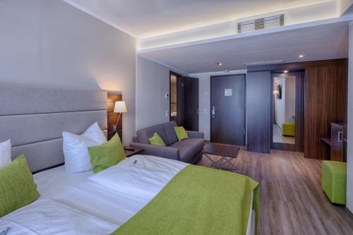 Postel nebo postele na pokoji v ubytování hotel bomonti Nürnberg West