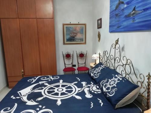 una camera con un letto e due sedie rosse di Sea and Blue Sky 1 a Calimera