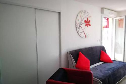 een woonkamer met een blauwe bank en rode kussens bij Charmant T2 Dans Petite Résidence in Font Romeu Odeillo Via