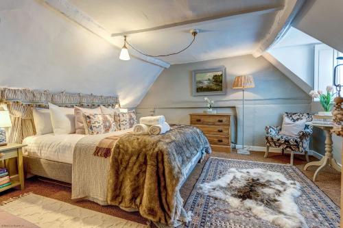a bedroom with a bed with a blanket on it at The Bolthole in Nuneham Courtenay