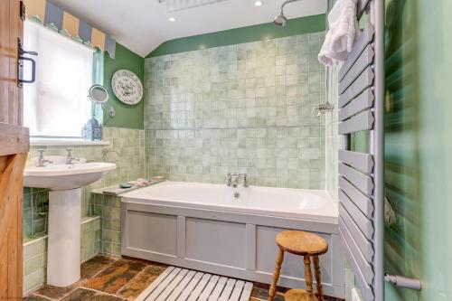 a bathroom with a tub and a sink at The Bolthole in Nuneham Courtenay