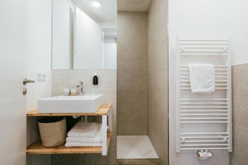 a bathroom with a sink and a mirror at STADTQUARTIER Windischeschenbach in Windischeschenbach