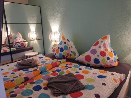 1 dormitorio con cama con almohadas y espejo en Apartment KY481 im Panoramic Hohegeiß en Hohegeiß