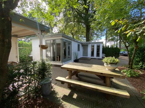 Taman di luar Sfeervol Boschalet 5 persoons met Sauna