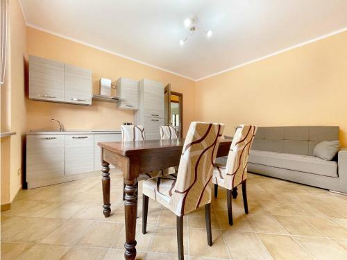 a kitchen and dining room with a wooden table and chairs at Il Gatto e la Tartaruga Appartamento in Grignasco