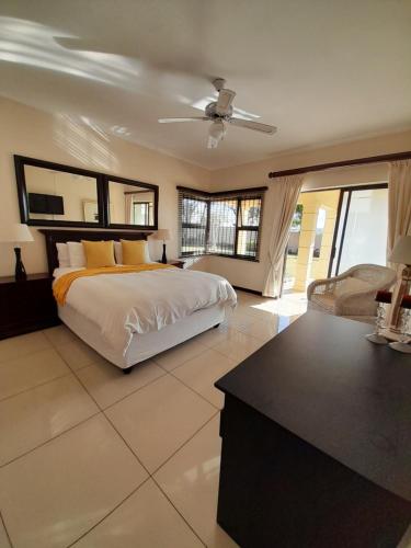 um quarto grande com uma cama e uma mesa em The Executive 5 Bedroom em Manzini