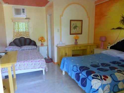 1 dormitorio con 1 cama, escritorio y 1 cama en Nasan View Resort, 